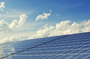 Zonnepanelen en zonnedakpannen: innovatief en kostenbesparend