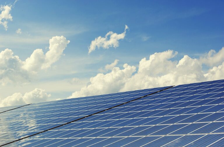 Zonnepanelen en zonnedakpannen: innovatief en kostenbesparend